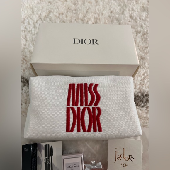 New Miss Dior Pouch & Miss Dior Parfum Deluxe Mini, 5ml. + mini freebies - Picture 4 of 11